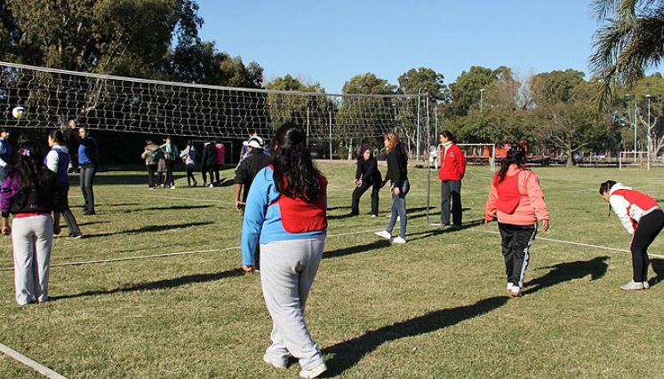 ❌ CON LOS Y LAS PIBAS NO SE METAN
Mientras todo es caos y confusión, Jorge Macri (en sus pocos días de trabajo) ya empezó con la vulneración de derechos. ¿De quiénes? De nuestras niñeces y adolescencias. 
Quiere cerrar Puerto Pibes, en mi querida Comuna 13.
¿Qué es Puerto Pibes?