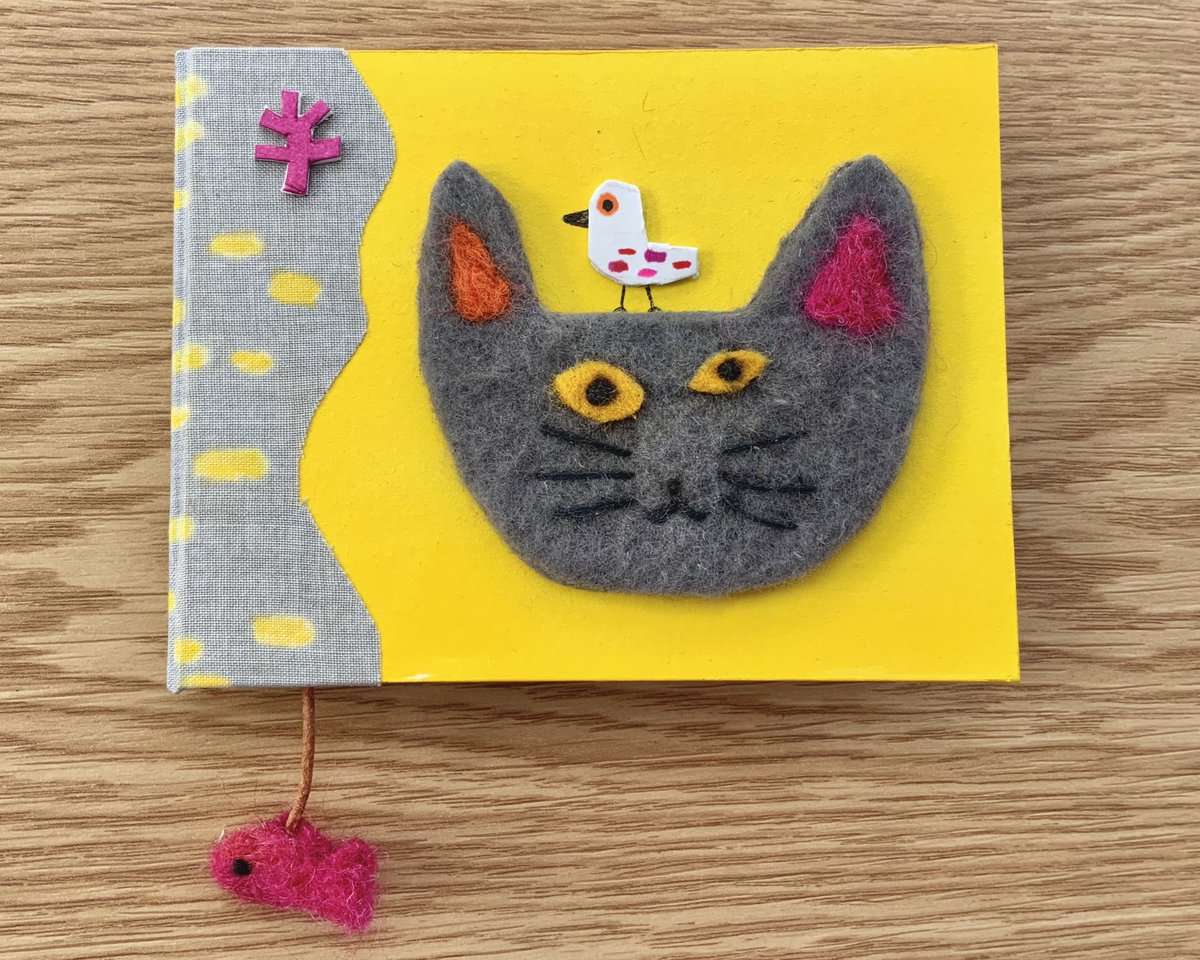 T_Aoki's tweet photo. ミニノート2作目
ノート付き作品になってしまってる😆
#ハンドメイド #ノート #手帳 #イラスト #handme https://t.co/sH8mviwcer