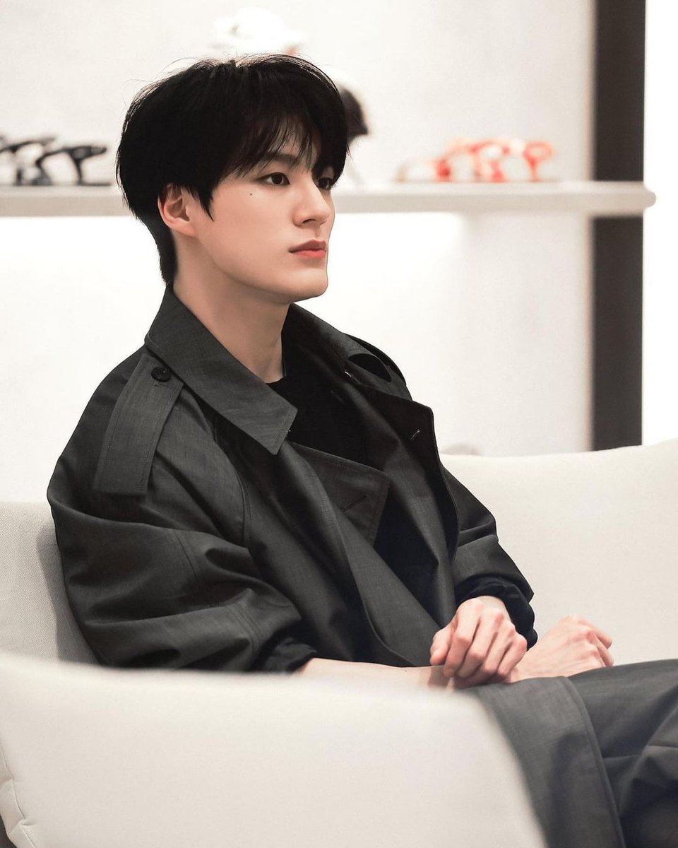 jeno__'s tweet photo. A rendezvous with elegance at the Ferragamo store in Milan unfolds. Amidst the splendor, I choose to sit quietly, inviting attention to the nuances of my carefully curated style. Draped in the captivating charisma of black, I become a study in sophistication and stunning allure. https://t.co/PfjtRii7Vc