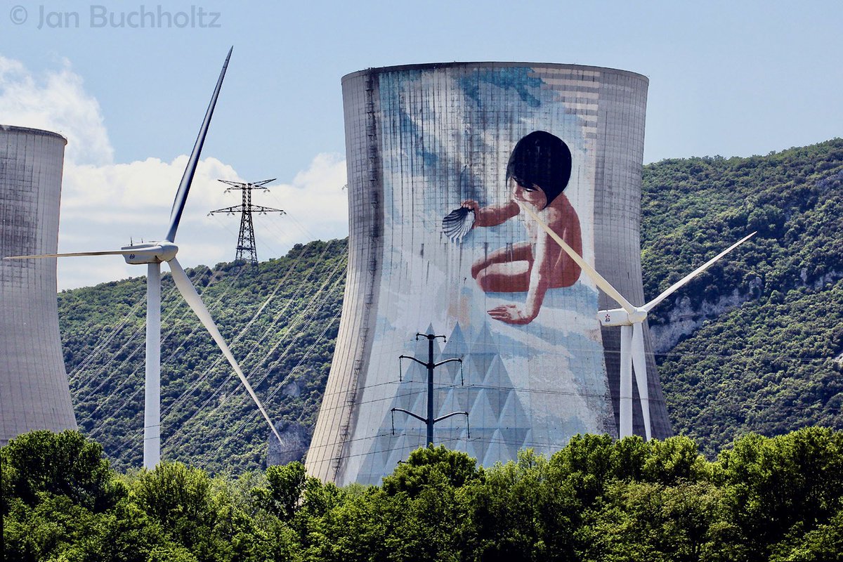 OperadorNuclear's tweet photo. ¿Sabíais que residuos radiactivos ya se reciclan ♻️, convirtiéndolos en un recurso?

El 5 de febrero de 2024, el reactor 2 de la central de Cruas (imagen de su preciosa torre de refrigeración), en Francia 🇫🇷, arrancó con la primera recarga de uranio totalmente reciclado.

El uranio de reprocesamiento (RepU) es el uranio reciclado de los combustibles usados de los reactores nucleares después del proceso de @Oranogroup en La Hague, en la región de Normandía.

Francia hace décadas que recicla también el plutonio generado en sus reactores, generado por captura de neutrones del U-238, que no suele fisionar como lo hace el U-235, fabricando el llamado combustible MOX (combustible mixto de óxido), que utiliza en una parte importante de su flota.

El objetivo de @EDFofficiel es poder reutilizar RepU en varios de sus reactores de 1300 MW a partir de 2027 para llegar en la década de 2030 con más del 30% de RepU cargado en el parque nuclear francés. En todo el mundo, 75 reactores han utilizado o ya utilizan uranio reciclado.
https://t.co/MIS6dfPfVL