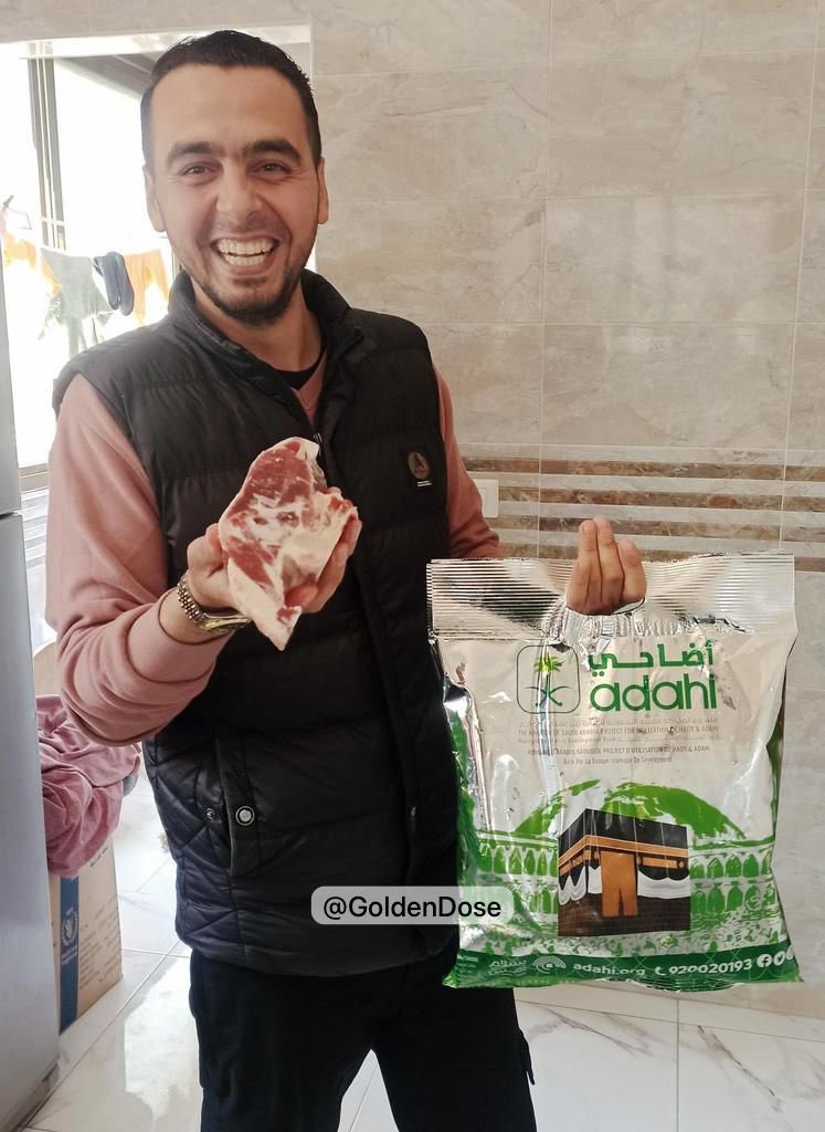 فتاة فلسطينية تنشر صورة أخوها وتعلق: 

"فرحة أخوي باللحم بعد أكثر من ١٤٠ يوم من المعلبات والعدس شكرًا للسعودية💚"