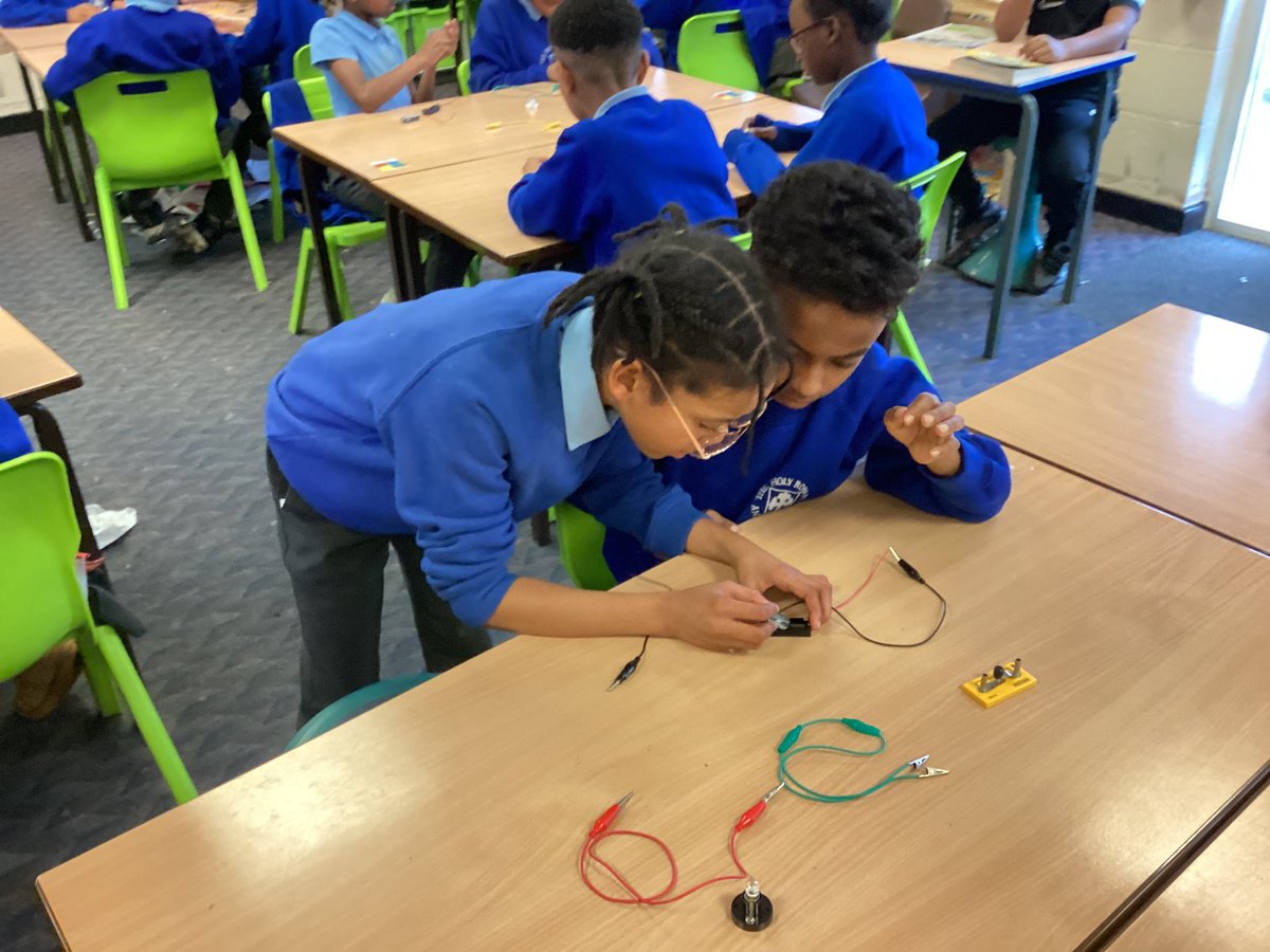 Year 4 really enjoyed building series circuits this afternoon in science @WhiteRoseEd #Science #Electricity #Practicallearning