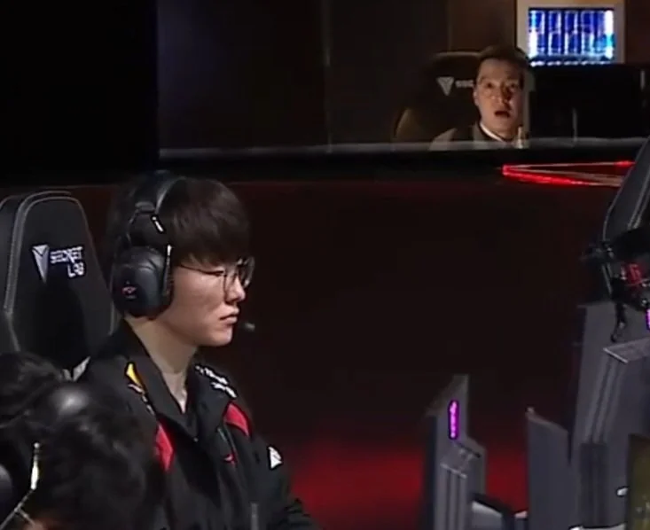 Caedrel's tweet photo. kkomas reaction to the game being paused

this has to be new meme material https://t.co/7rtpe964Rd