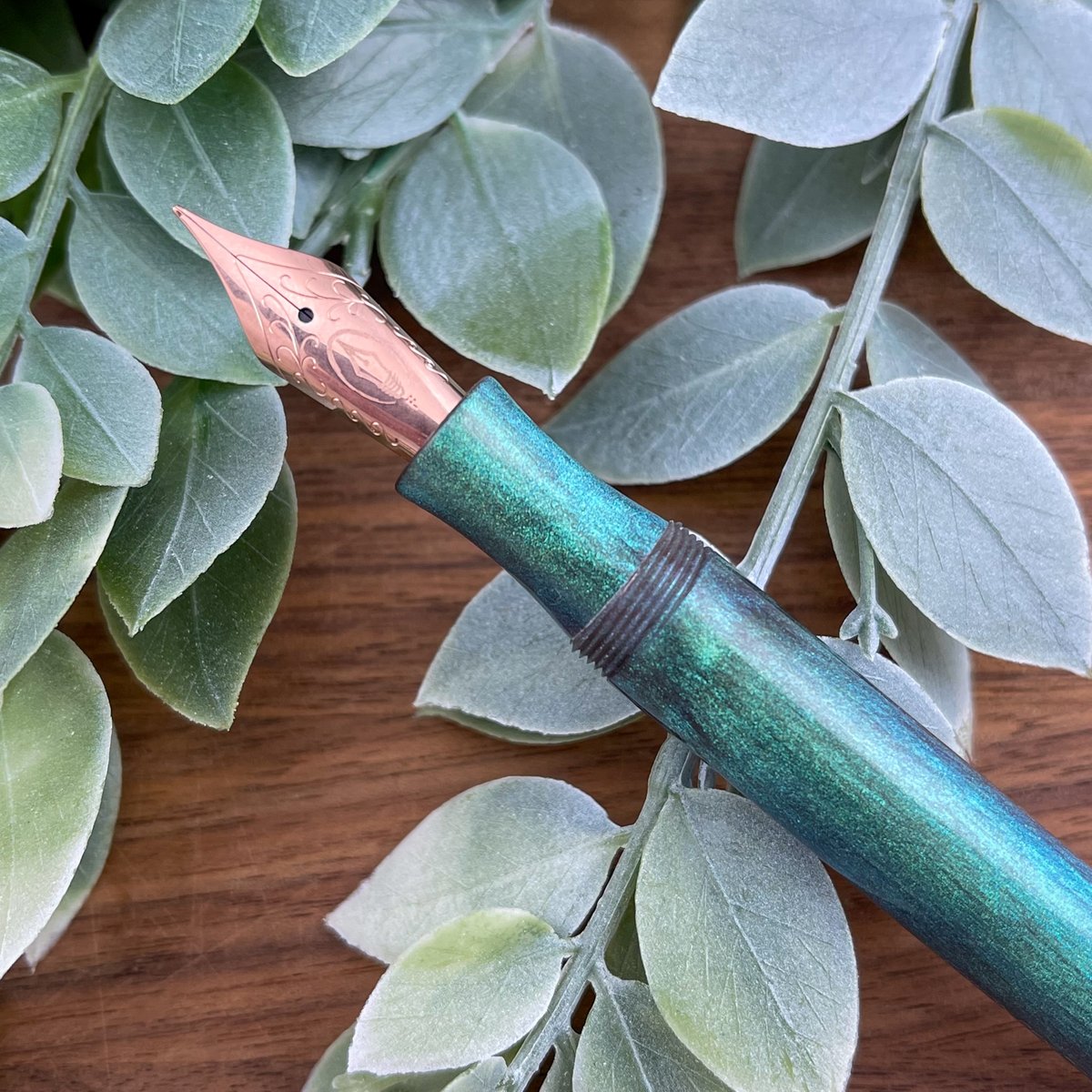 edisonpenco's tweet photo. Baltimore Pen Show! We will be bringing an exclusive  Limited Edition! A Beaumont in McKenzie Teal/Blue  Color Shift (it actually changes colors!) with a Rose Gold trim!  Hope to see everyone this weekend! Stop by and say hi! 
https://t.co/Zi3k6W1DDP https://t.co/rNEXrQRrA0