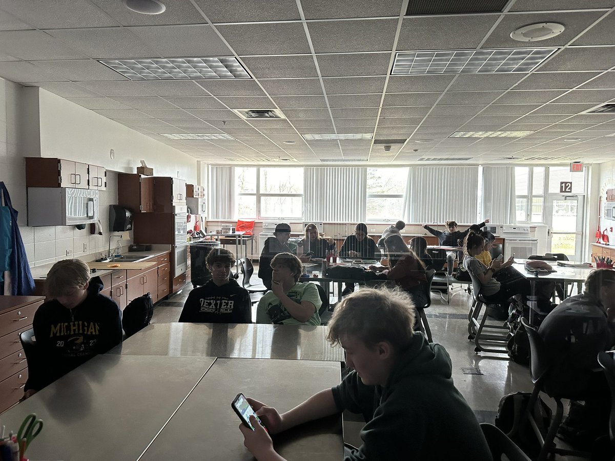 ms_hansenDHS's tweet photo. Total power outage at DHS today! We’re cold, using phones as flashlights in the hallway, but playing some fun games to pass the time!! #DreadStrong #HealmNo https://t.co/MsFhZ80xrZ