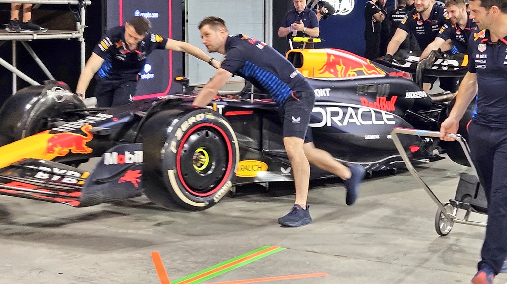 AlbertFabrega's tweet photo. El Red Bull RB20 en Baréin 
#BahrainGP #f1 https://t.co/B5EhabBXUP