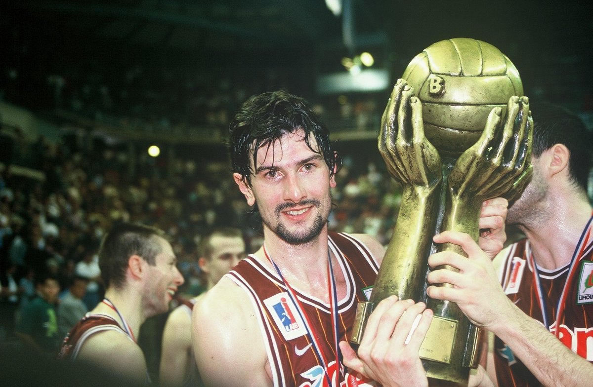 Betclic_ELITE's tweet photo. Légende parmi les légendes 💫
✨ Vice-champion olympique, 2 fois MVP du championnat, double champion de France mais aussi 4 fois All Star ...
Yann Bonato fête ses 52 ans aujourd'hui 🎂
#LNBLegendes https://t.co/xMGf9Rftf1