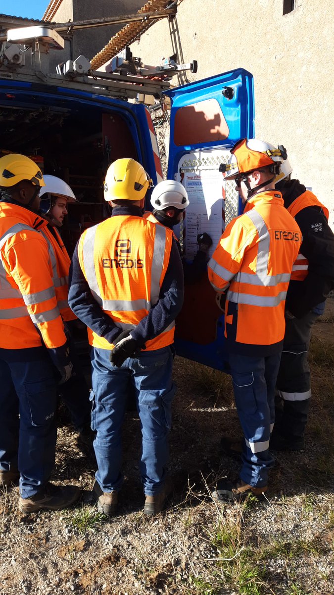 Nous privilégions la formation en alternance en tant que véritable levier de recrutement 🙌
Les alternants Mention complémentaire Technicien Réseau aéro-souterrain se forment en 1 an post bac pour devenir les électriciens de demain !

⤵️Apprentissage sur un chantier école👩‍🏭