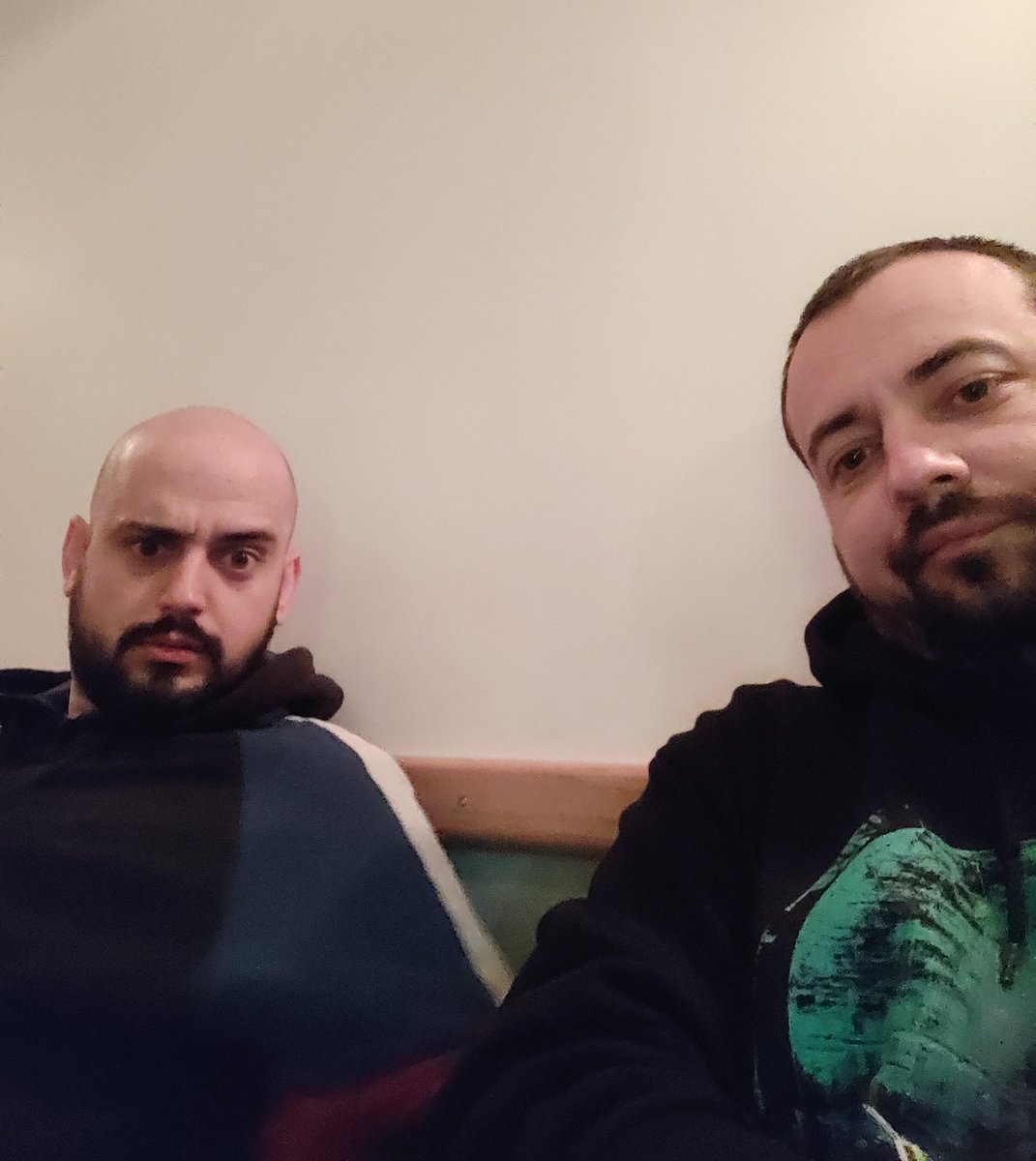 δεν έχει περάσει μία μέρα από τότε που να μην σκέφτομαι το τελευταίο μνμ που έστειλα, που του λέω στην ουσία τι τυχερός που είναι σε αυτό το τρένο. ή που να μην σκέφτομαι τι θα γινόταν αν του έλεγα να πάμε Καρδίτσα για Απόκριες όπως συνήθως. ούτε θα περάσει.

"γαμώ το σπίτι τους"