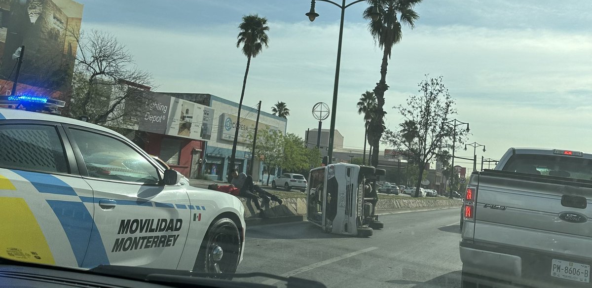 [Choque - Volcadura] Av. Madero y Ramón Corona, unidades de @SSPCMonterrey ⚠️