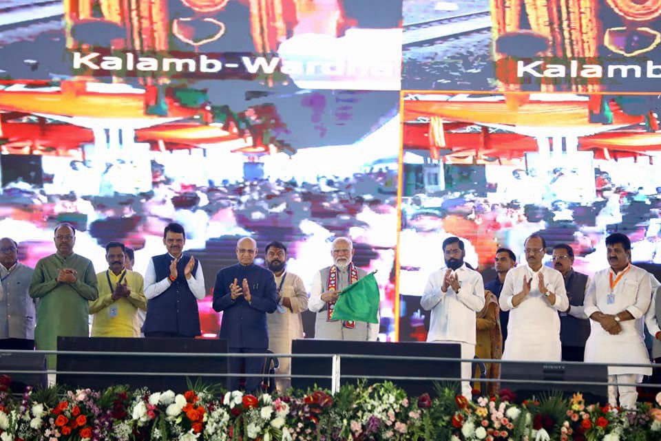Eknath Shinde - एकनाथ शिंदे (@mieknathshinde) on Twitter photo यवतमाळ जिल्ह्यातील विविध महत्वाकांक्षी प्रकल्पांचा शुभारंभ, अनावरण, राष्ट्रार्पण आणि लाभ वितरण सोहळा आज पंतप्रधान <a href="/narendramodi/">Narendra Modi</a> जी यांच्या शुभहस्ते पार पडला. यावेळी राज्यपाल रमेश बैस, उपमुख्यमंत्री देवेंद्र फडणवीस आणि उपमुख्यमंत्री अजित पवार हेदेखील उपस्थित होते.
यावेळी यवतमाळ जिल्ह्यातील विविध महत्वाकांक्षी प्रकल्पांचा शुभारंभ, अनावरण, राष्ट्रार्पण आणि लाभ वितरण सोहळा आज पंतप्रधान <a href="/narendramodi/">Narendra Modi</a> जी यांच्या शुभहस्ते पार पडला. यावेळी राज्यपाल रमेश बैस, उपमुख्यमंत्री देवेंद्र फडणवीस आणि उपमुख्यमंत्री अजित पवार हेदेखील उपस्थित होते.
यावेळी