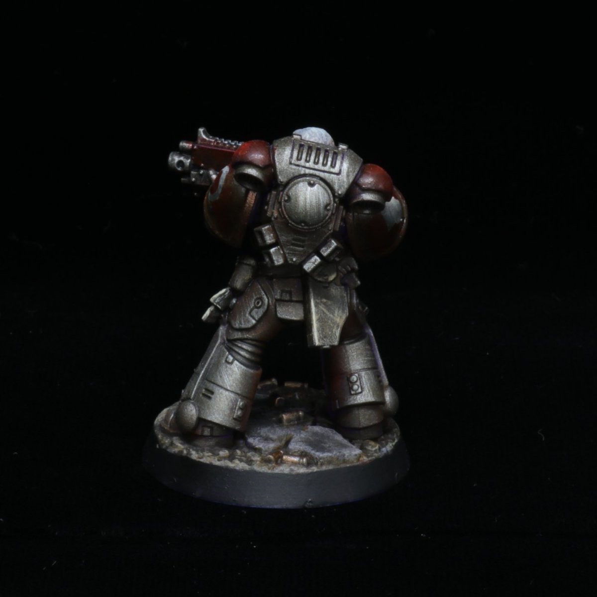 DjombaGorath's tweet photo. My friend @croucrou4ever brought me back from Japan a box of Space Marine Heroes, so, in return, I painted him one as an #OmegaRust, my homebrew chapter.

#Warhammer40k #Warhammer
#PaintingWarhammer
#WarhammerCommunity
#Warmongers 
#MiniaturePainting 
@warhammer https://t.co/O1dXdRjgaK