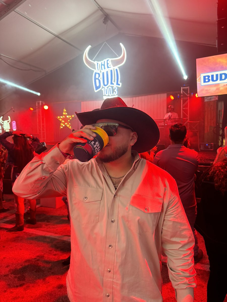Justin_2ive14's tweet photo. Dear Rodeo 🤠 save a horse and come ride a cowboy https://t.co/EeE2Qr8h3d