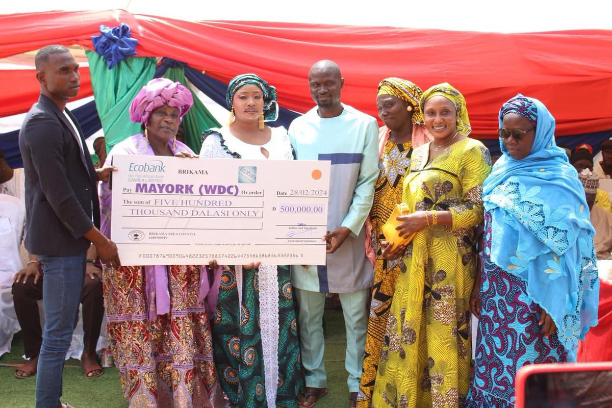 Brikama Area Council today disbursed D14m to the 28 wards of the region, as ward allocation fund. Chairman Yanks Darboe speaking at the presentation ceremony told the WDC’s to utilize the funds as proposed.

“So, a ward of admonishment to the WDC's receiving the funds today.