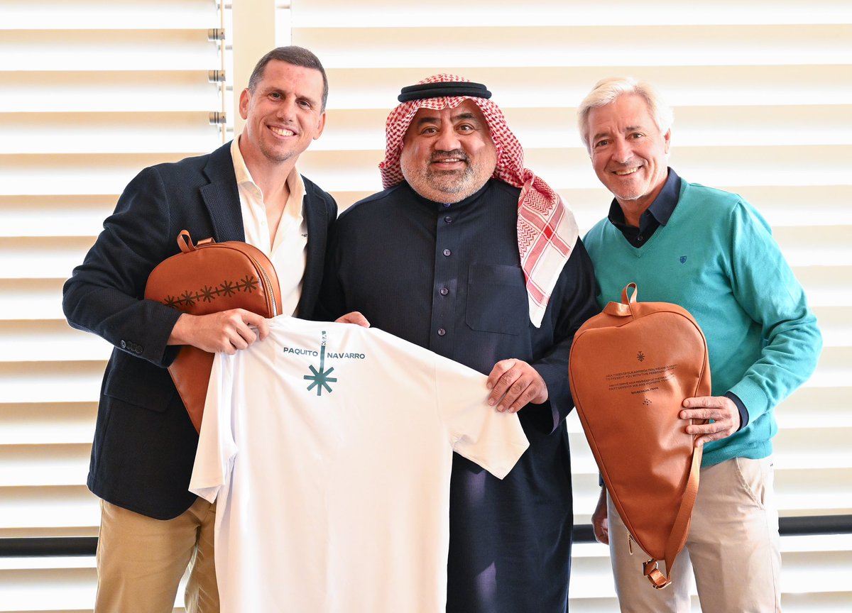 📸 من لقاء جمع اللاعب Paqutio Navarro <a href="/paquito_navarro/">Paquito Navarro</a> 
ومدربة السيد <a href="/RamiroChoya/">Ramiro Choya</a> 
باللجنة السعودية للبادل، ممثلة برئيس اللجنة أ.خالد السعد وتم باللقاء مناقشة المقترحات والمبادرات وسبل التعاون بين الطرفين لتطوير منظومة البادل في السعودية 🤝✳️🇸🇦

📸 from a meeting involving
