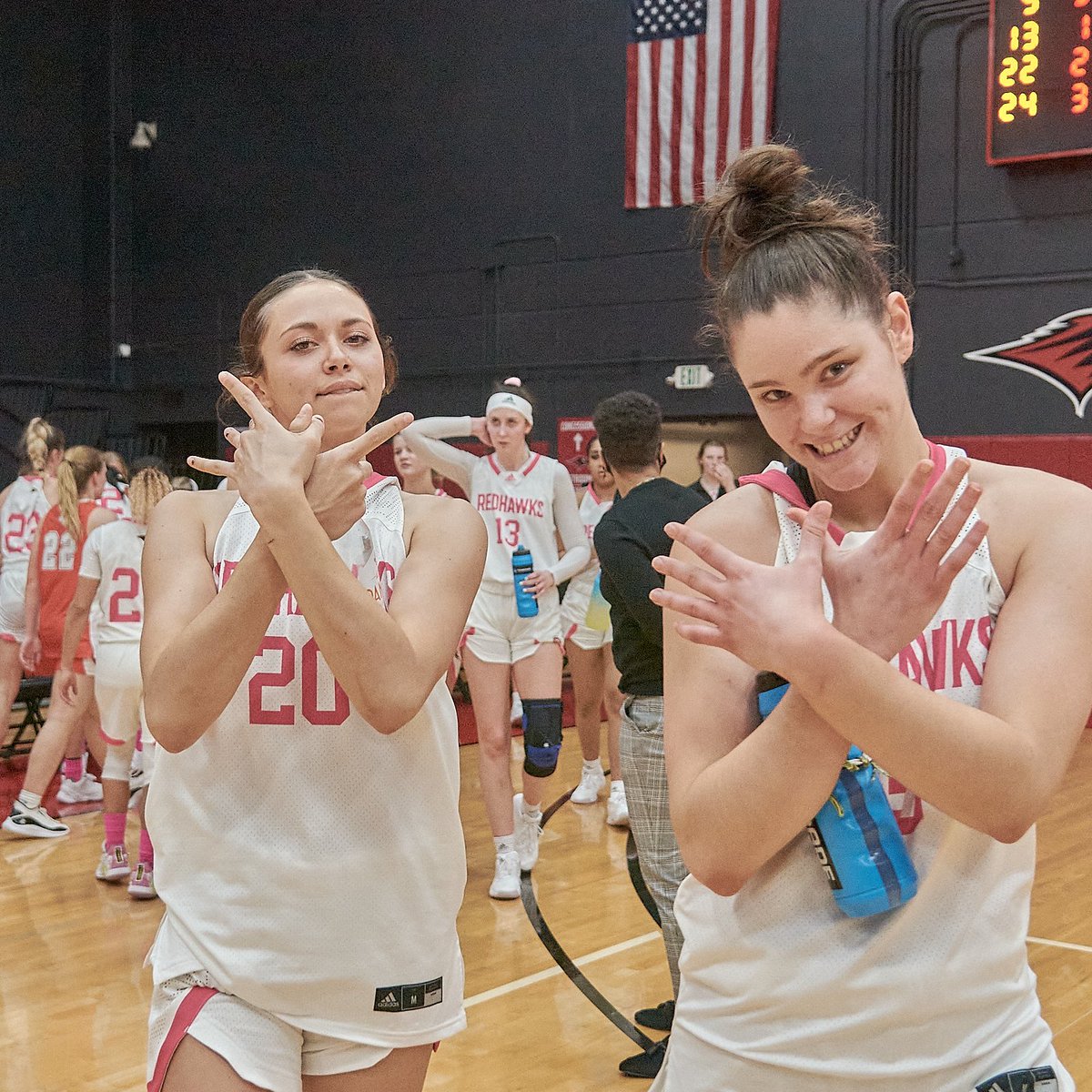 seattleu_wbb's tweet photo. HAPPY SENIOR WEEK ♥🖤🏀

A look back at Peyton Howard's 4️⃣ years at Seattle U‼

#TogetherWeSoar https://t.co/huvLBKGIEJ