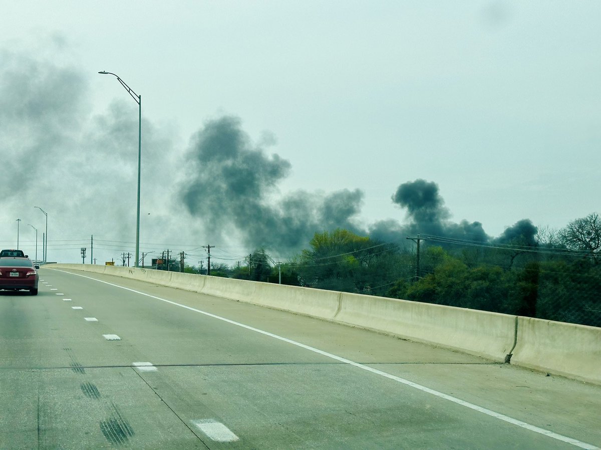 TexasFancyBoots's tweet photo. Uuuuh…something BIG is on fire near 35 and 71.
Avoid the area if possible.
Looking at Google maps it looks like it could be an apartment complex. I hope everyone is ok
#AustinFire https://t.co/VWIpF5DVmS