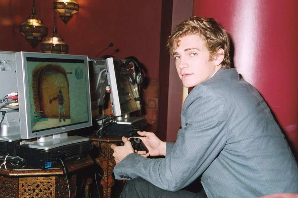 screentime's tweet photo. Hayden Christensen playing Star Wars Battlefront II on the PS2 https://t.co/bjIo4A91FO