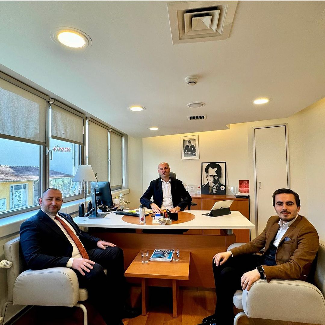 Bugün Akbank Lüleburgaz Şube Müdürü Sayın Ramazan Uyar’ı ziyaret ettik. Nazik misafirperverliği ve hoş sohbeti için çok teşekkür ediyor, başarılar diliyorum.