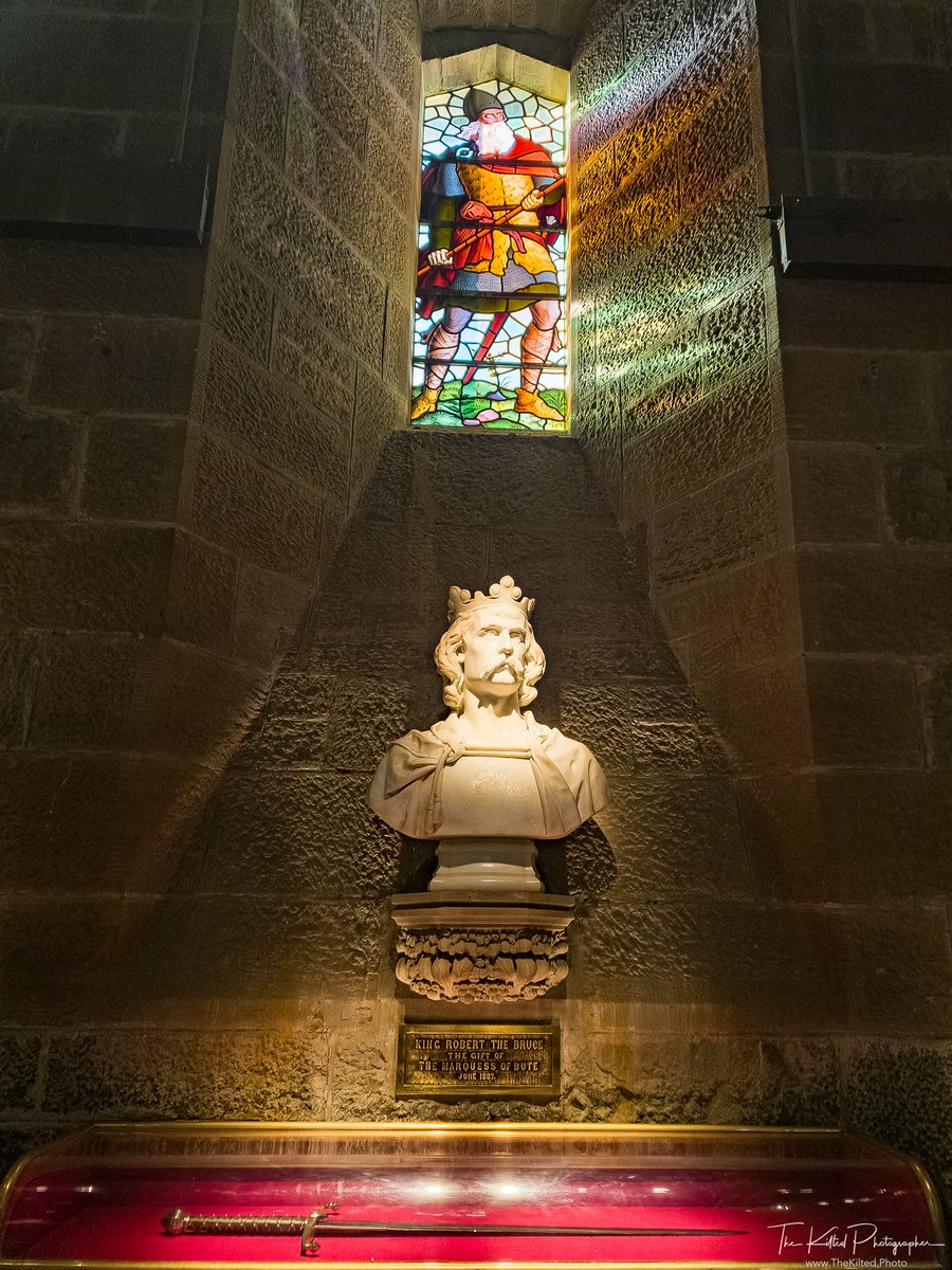 King Robert The Bruce bust at The National Wallace Monument in #Stirling. The stained glass window above is nicely illuminated with the sun 📷

#Stirling #WallaceMonument #Robertthebruce #TheKiltedPhoto #WallaceWednesday