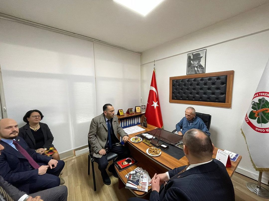 İlçe Başkanımız Sayın Abdussamed Kayalı, Belediye Başkan Adayımız Sayın Murat Mahir Altan, İl Genel Meclis Üyesi Adayımız Sayın Nigar Gülsün ile birlikte;

Terziler odamızı ziyaret ettik.