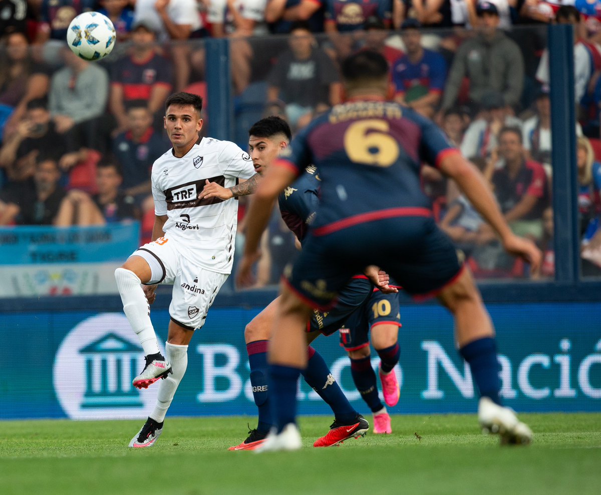 caplatense's tweet photo. ✍️ Facundo Russo extendió su vínculo con nuestra institución hasta diciembre de 2️⃣0️⃣2️⃣5️⃣

🔙 Surgido de nuestras inferiores, debutó en 2021 y seguirá ligado a la familia marrón y blanca 

🙌 ¡Dale, “Chuky”! ⚽️

#VamosCalamares🦑 https://t.co/cVqqYr73ow