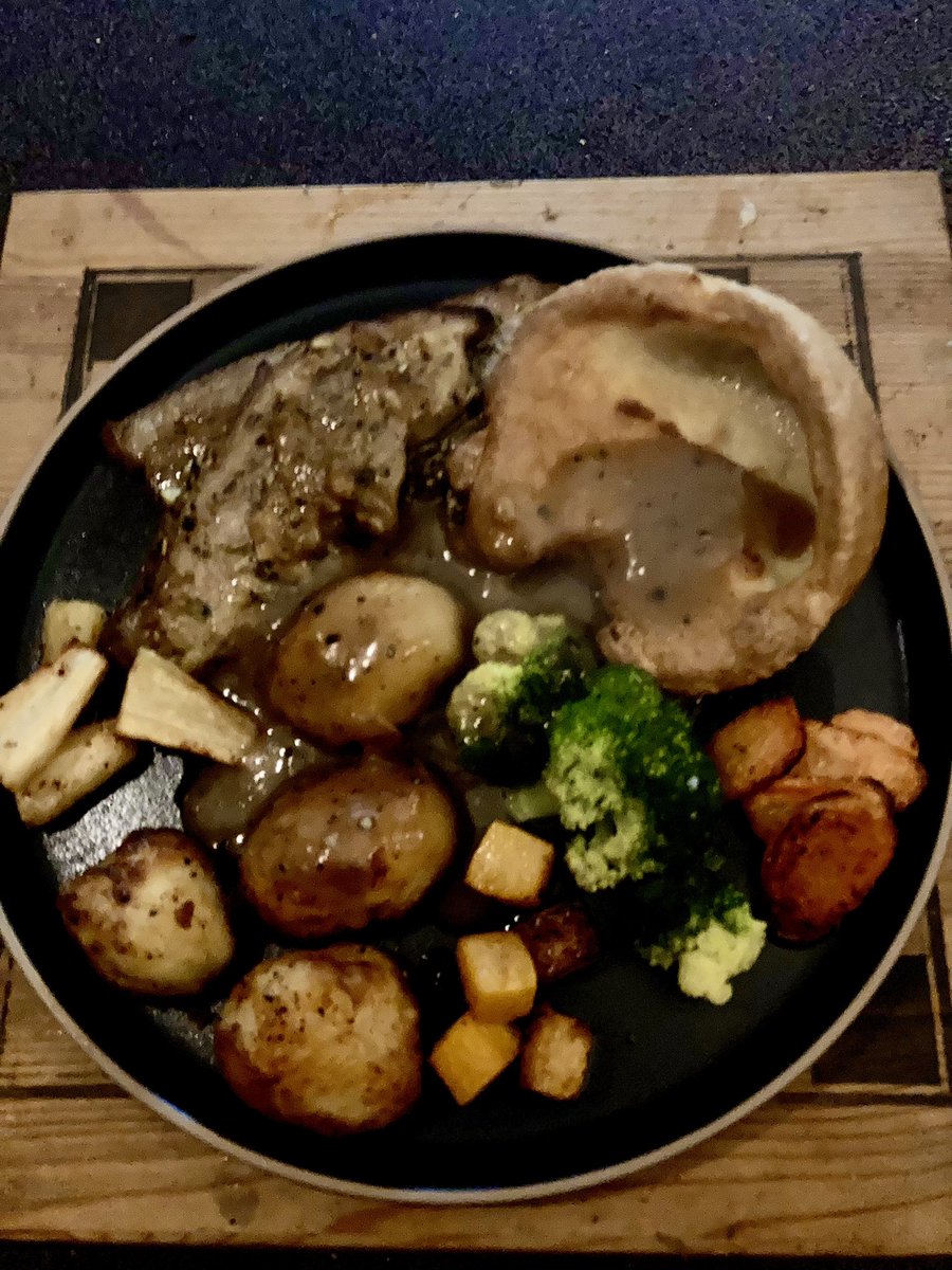 MikeyTheBuddie's tweet photo. Dijon, Henderson relish and olive oil marinaded roasted lamb steaks, duck fat roast potatoes, carrots, parsnips and butternut squash.
Broccoli finished in butter, a wonky Yorkshire pudding and a lamb gravy.
🤤
#MidweekRoast
#Foodie https://t.co/AehwiGDThE