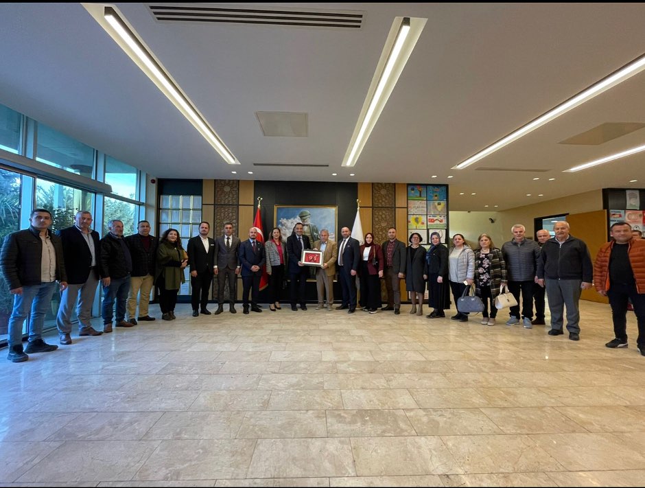 İlçe Başkanımız Sayın Abdussamed Kayalı, Belediye Başkan Adayımız Sayın Murat Mahir Altan İl Genel Meclis Üyesi Adayımız Sayın Nigar Gülsün ve teşkilatımız ile birlikte;

Ticaret Borsası Başkanımız Sayın Kenan Var’ı ziyaret ettik.