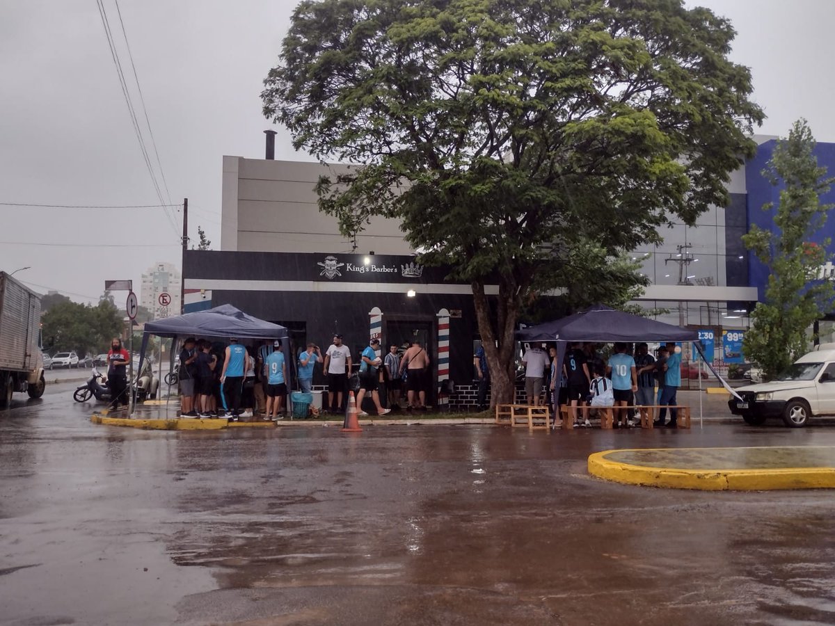 LHBerger's tweet photo. TEMPO TODO na decisão da Recopa em Ijuí: Torcida gremista se concentra nas imediações do portão de acesso à geral da Baixada. https://t.co/B3ekyZuEX1
