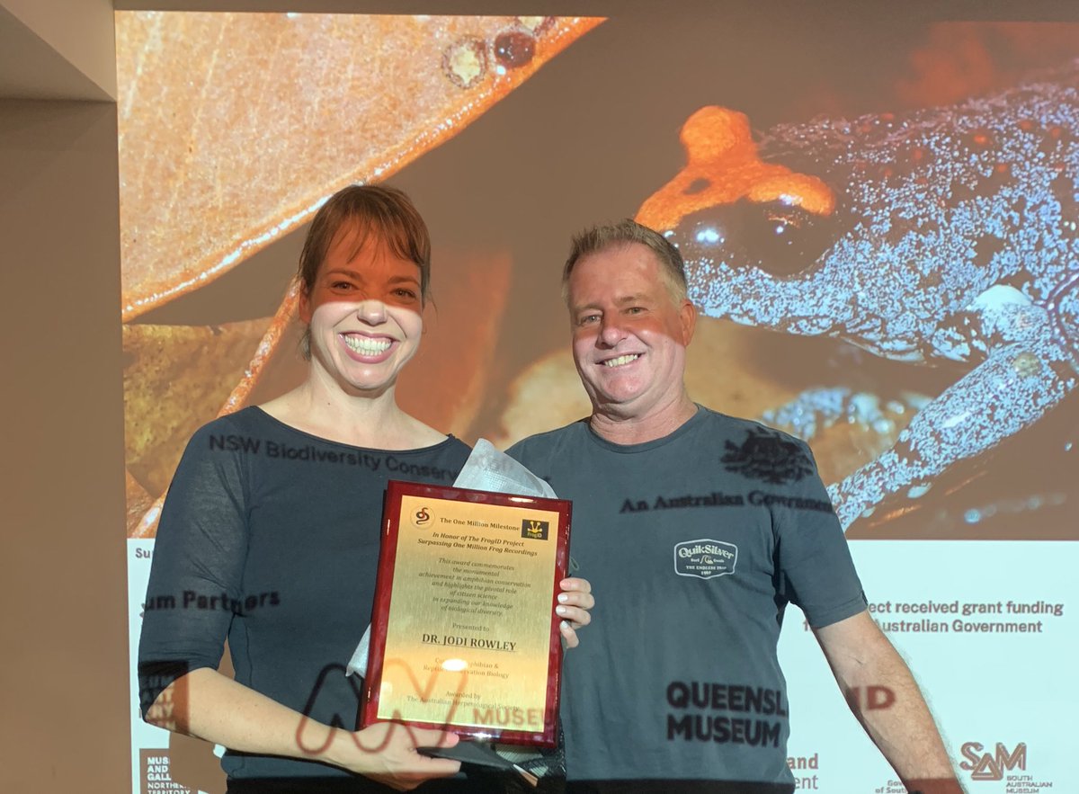 Honored to receive an award last night from the Australian Herpetological Society in recognition of @FrogIDAus’s one million frog records! 🐸💚