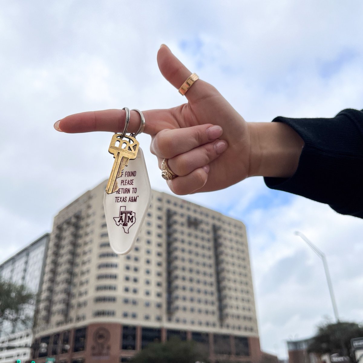 TAMUEngineering's tweet photo. The Engineerโs Guide to Off-Campus Housing! ๐ Moving off campus for the first time? Don't fret! #TAMUingenium blogger Jessica has you you covered with tips and resources to navigate the housing market like a pro. ๐ก https://t.co/j6Zj8NfSxh https://t.co/C7cRx1iPYd