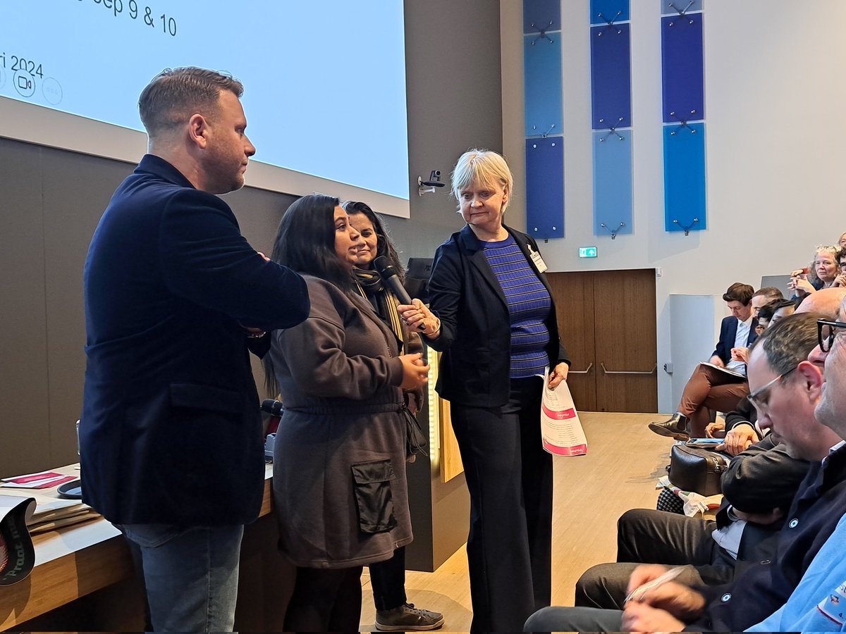 Gemeenteraad070's tweet photo. Nu is het tijd voor het pitchen van de ideeën. Vanuit elke groep komt één bewoner vertellen wat er aan hun tafel is besproken. Daar mogen enkele politici uit de #raad070 vervolgens kort op reageren. #RaadInDeStad https://t.co/2Xq9FgYBh1