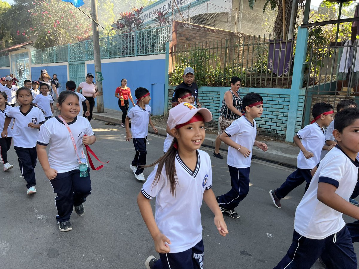 MsacacoyoSv's tweet photo. Está mañana el Centro Escolar Sacacoyo, realizó una carrera estudiantil fomentando el deporte y la sana convivencia entre los alumnos, nos sumamos a esta actividad aportando hidratación, fruta y una unidad móvil. https://t.co/IJopiSwI7g