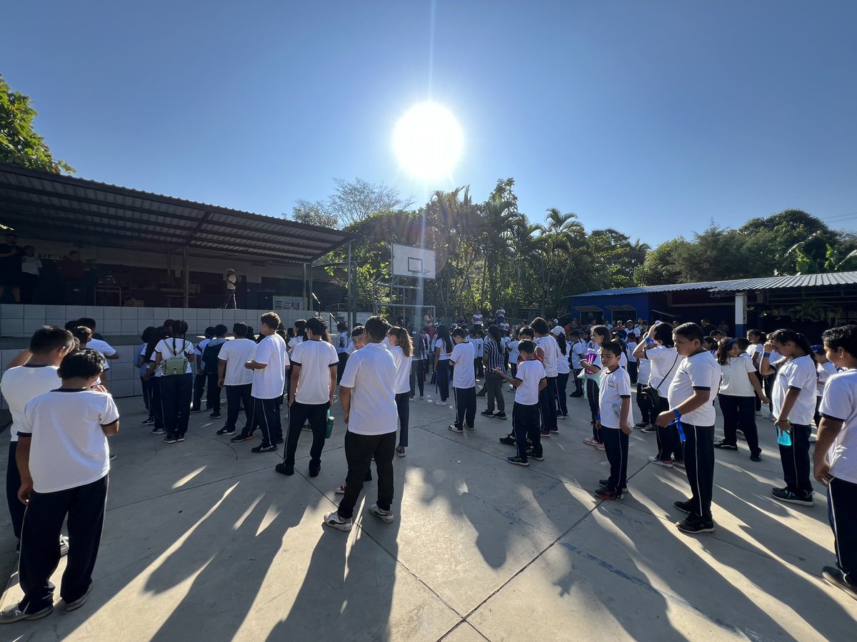MsacacoyoSv's tweet photo. Está mañana el Centro Escolar Sacacoyo, realizó una carrera estudiantil fomentando el deporte y la sana convivencia entre los alumnos, nos sumamos a esta actividad aportando hidratación, fruta y una unidad móvil. https://t.co/IJopiSwI7g