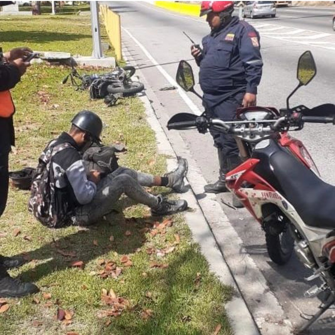 Gral. (B) Pablo Antonio Palacios Salazar (@cpablopalacios) on Twitter photo #Caracas Componente Motorizado Grumae, atiende en la autopista Valle -Coche un ciudadano el cual derrapó en su vehículo tipo moto, resultado lesionado fue atendido por nuestro personal bomberil y <a href="/paramedicosmtt/">Ángeles de la autopista MPPT</a>
#7TDelDebateALaAcción #Caracas Componente Motorizado Grumae, atiende en la autopista Valle -Coche un ciudadano el cual derrapó en su vehículo tipo moto, resultado lesionado fue atendido por nuestro personal bomberil y <a href="/paramedicosmtt/">Ángeles de la autopista MPPT</a>
#7TDelDebateALaAcción