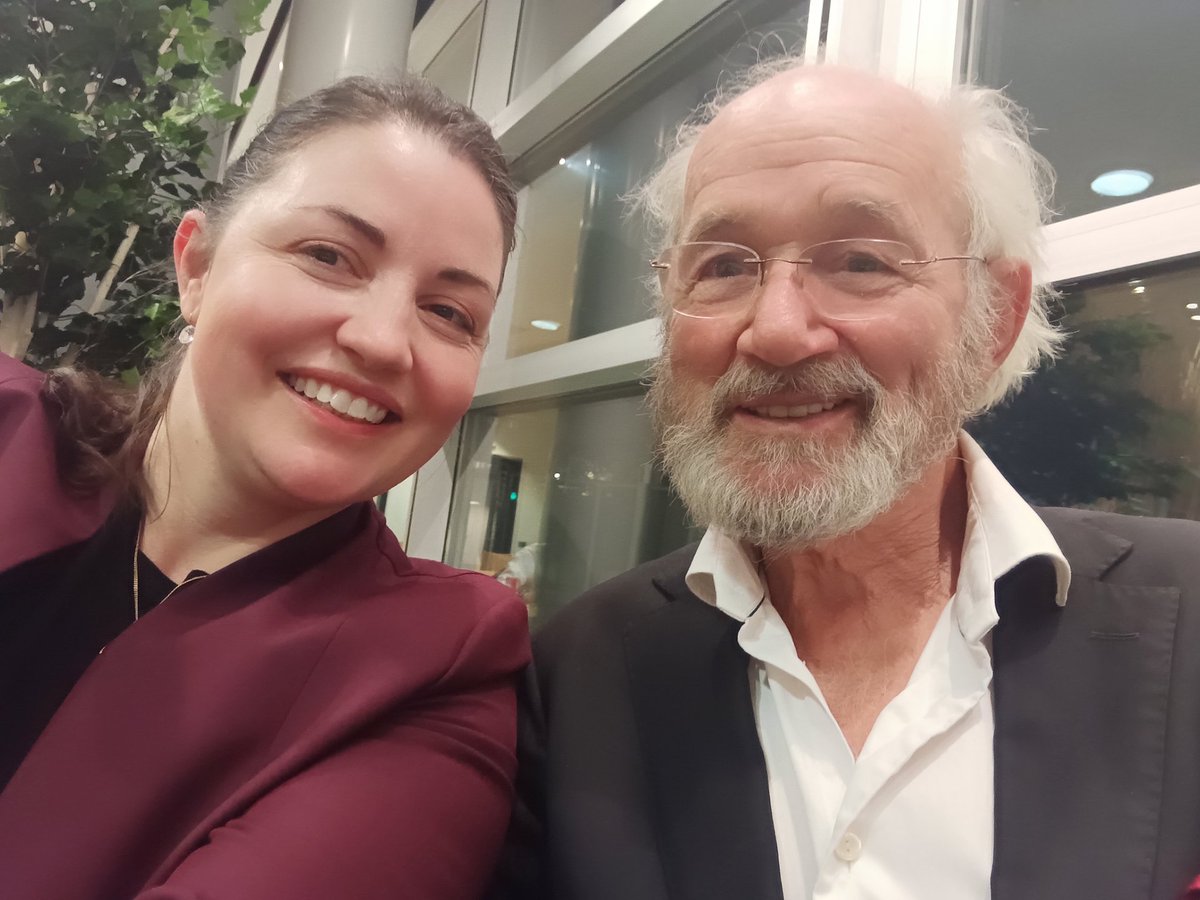 AnjaHirschel's tweet photo. @echo_pbreyer Ich habe mich mit John Assange unterhalten und wir sind der Meinung, dass wir auch auf Bildern heute lieber lächeln möchten, als ernst zu schauen. Die Welt ist schon dunkel genug. Und jedes Lächeln ist auch Hoffnung.

Bald beginnt die Debatte im Plenum. #FreeAssange https://t.co/qE0y3Zm07H