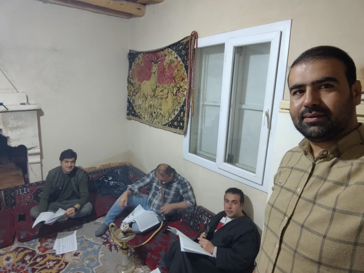 Bu akşamda Kardeşim Halil hocaların odasında yine tetkik,istişare ve çalışmalarla dolu bir gece oldu. Emeği olan kardeşlerimden ALLAH razı olsun. Biriz beraberiz ve hep birlikte başaracağız İNŞAALLAH.