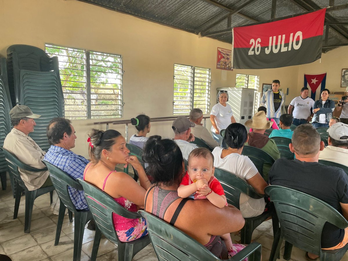 YunieskyGu84897's tweet photo. Hasta la comunidad en reanimación Guaranal de #Fomento llegan representantes del Proyecto Fuentes Renovables de energía Local  acompañados por el Vicepresidente de la AMPP, el presidente del consejo y delegado , con el objetivo de actualizar sobre el estado actual del Proyecto . https://t.co/LDnV5zAWhY