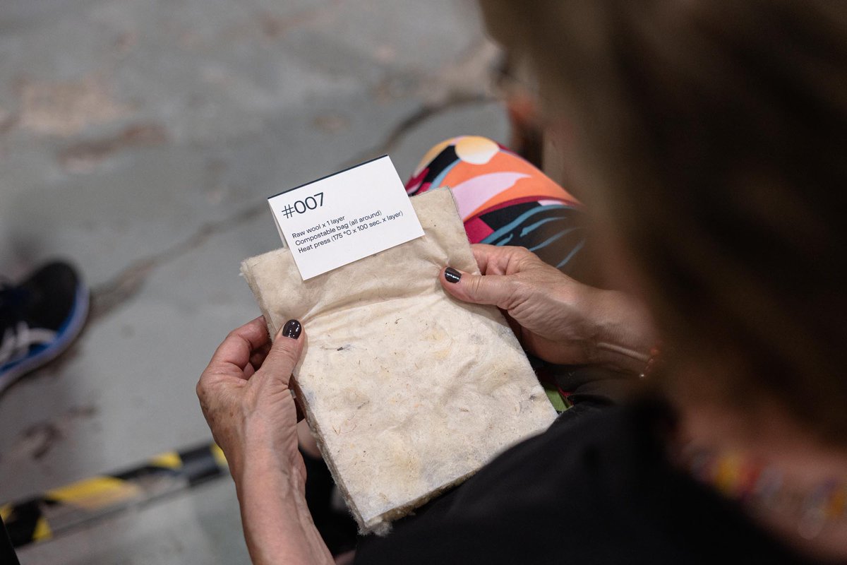 📢 A new resource from the #DistributedDesign community! Explore a living document delving into our updated values and reflecting the changes in our ever-evolving context(s) in which we live and design. 
📔 Find it here: distributeddesign.eu/resources/dist…

#CreativeEurope