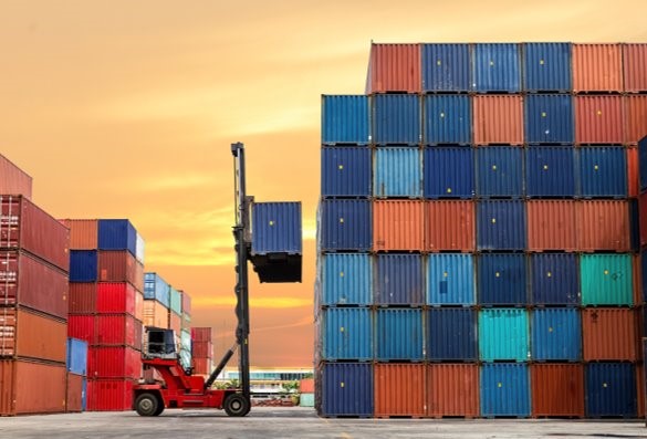 EPA's tweet photo. 🚢🚚 Charting a course for #CleanPorts – up to $3 billion is available for climate and air quality planning and new zero-emissions port technology, improving air quality in nearby communities. #EnvironmentalJustice
Learn more: https://t.co/vByflLu1DA https://t.co/USkS5Hwfl7