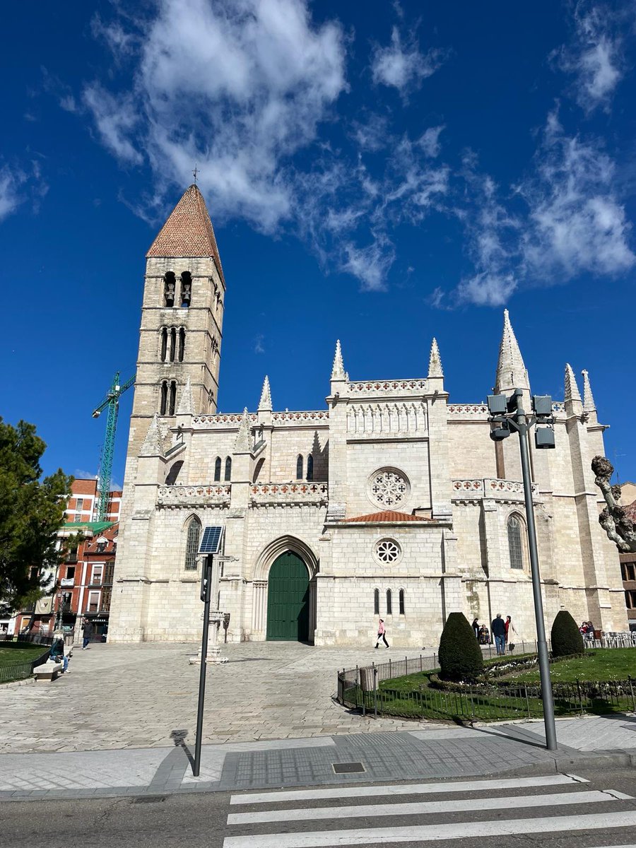 iris_garcia__'s tweet photo. 7. Nos vamos hasta la iglesia de Santa María "La Antigua", de estilo gótico y asentada en vestigios romanos. Además, su retablo está realizado por Juan de Juni, un escultor perteneciente a la escuela castellana con obras en el Museo nacional de escultura. #EUMZA #DCCSS https://t.co/OFSFyo58WC