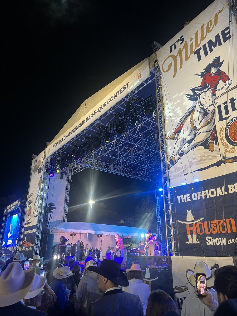_RyanMcCormack's tweet photo. 12th @RODEOHOUSTON together! Enjoyed bbq and William Beckmann in concert. Thanks Holy Cow Cookers, YeahIDo Crew &amp; Texas Social Club for showing Us a great time! https://t.co/0V41rtGCrs