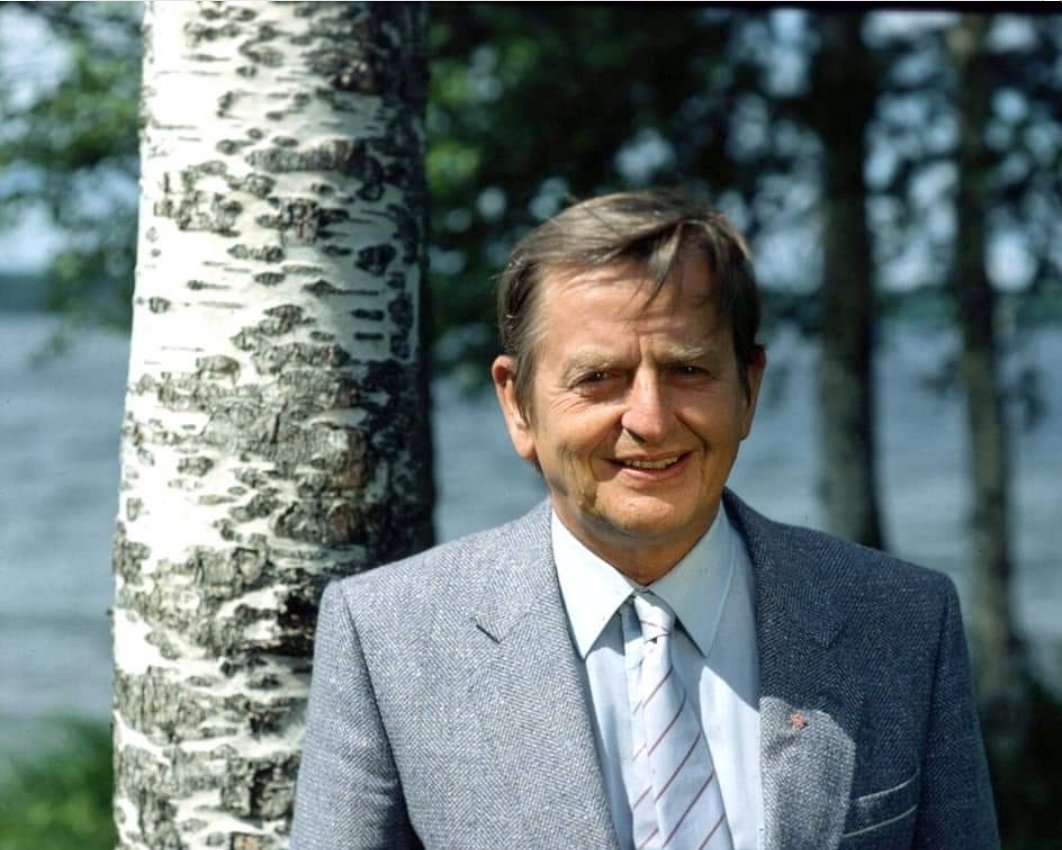 VahdetDas's tweet photo. 28 șubat 1986 da Mozart Filmini seyrettikten sonra sivil bir insan gibi korumasız eși Lisbet Palme ile beraber evlerine giderken bir katilin silahli saldırısında öldürüldü.
Sosyal-Demokrasinin gerçek liderlerinden idi..
Benim idolum olarak hep kalacak.
Ruhu Șad Olsun.. https://t.co/PfiF0TKnZ0