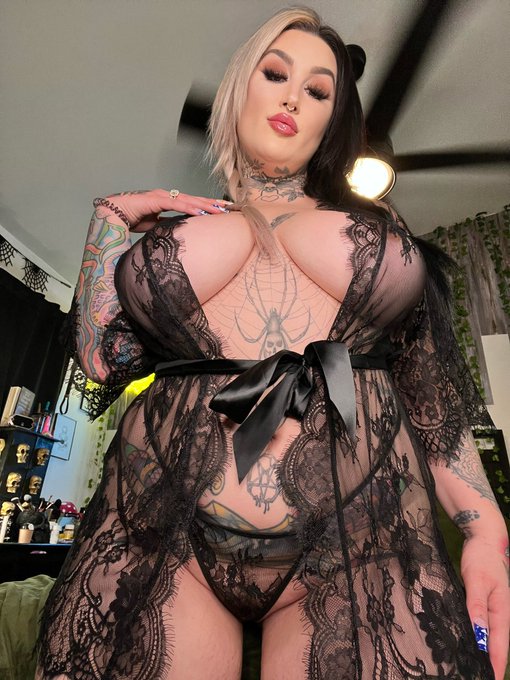 It&rsquo;s giving gothy housewife https://t.co/fskpr5aPQK