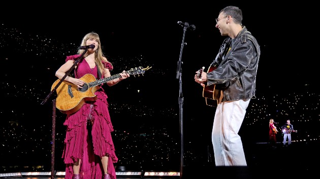 Jack Antonoff isn't just a singer, songwriter and Grammy-winning producer of acclaimed albums by Taylor Swift, Lana Del Rey, Lorde and more. 

Kevin Mazur/TAS23/Getty Images for TAS Rights Management

qfmnow.com/news/jack-anto…