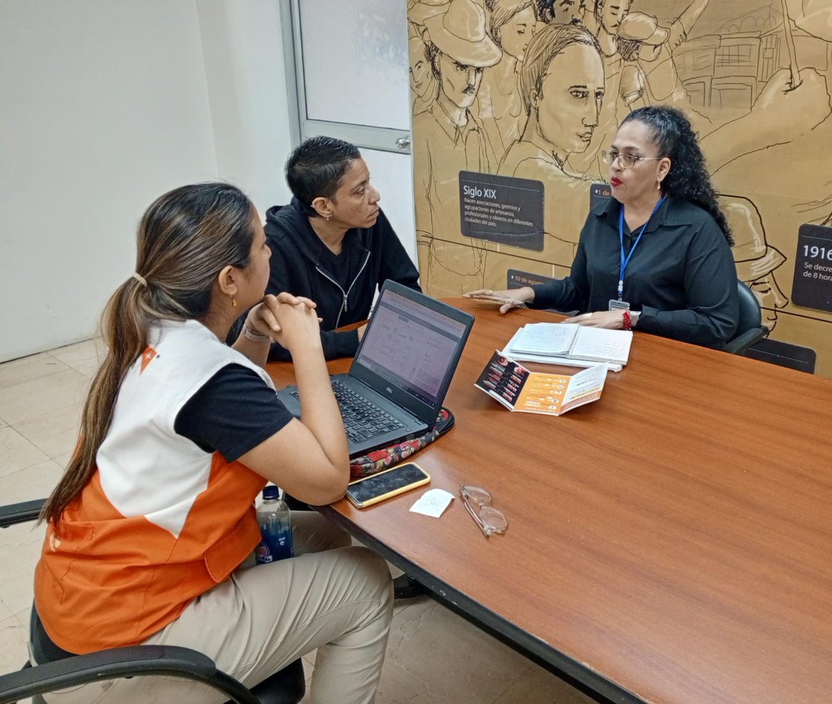 CN_Igualdad's tweet image. En  #Guayaquil abordaremos junto a los Departamentos de Educación, Cultura y  Bienestar Estudiantil #DECE, el Protocolo de actuación frente a situaciones  de violencia digital. 

Léelo en nuestro sitio web👉🏼  acortar.link/0Dm3Os 

#CNIIenTerritorio