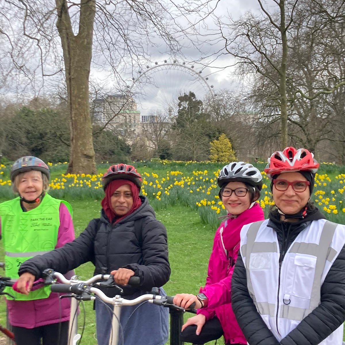So the daffodils did not disaapoint today 🌼🚴‍♀️🌼🚴‍♀️🌼

One of the ladies who joined us on our ride was still fearful of cycling in traffic after a near-accident 10 years ago. Today she triumphed over that fear &amp; saw:
🌳4 x <a href="/theroyalparks/">The Royal Parks</a> 
👑2 x royal palaces 
🌼100s of daffodils🌼