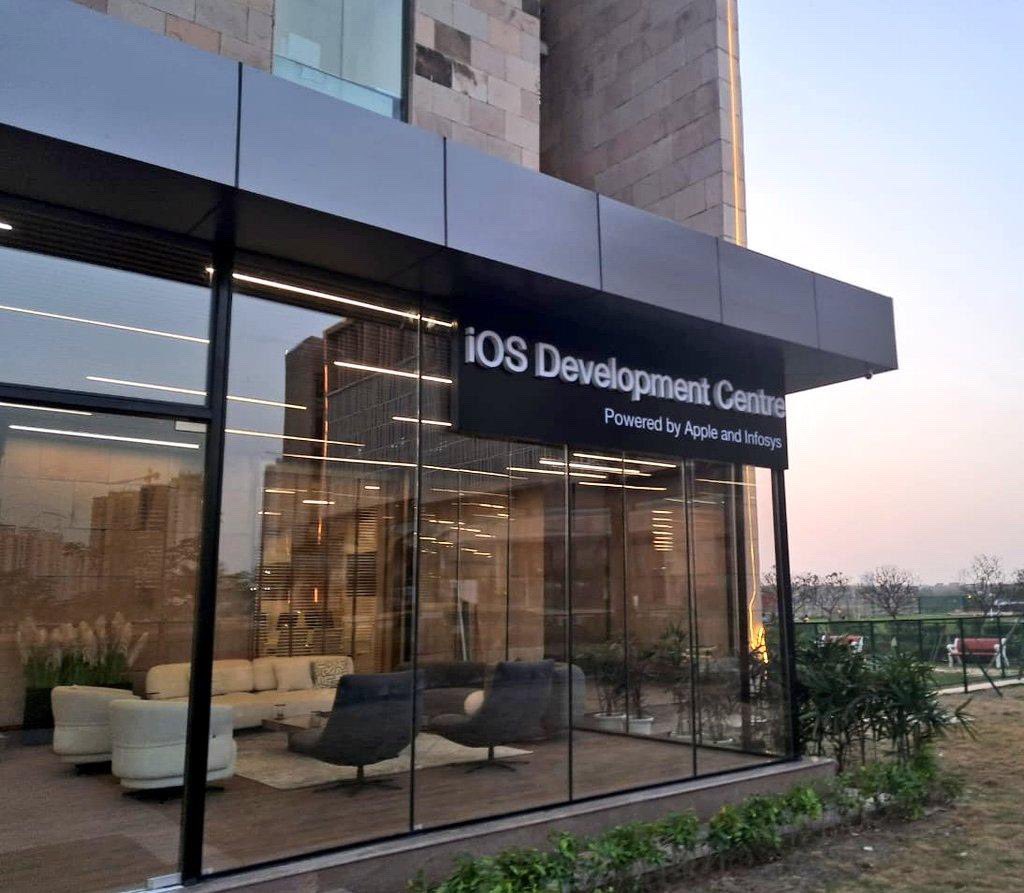 ArnavSi53503731's tweet photo. Apple unveiled an iOS development lab at Galgotias
University in Greater Noida. "The i0S lab, equipped with
state-of-the-art facilities, including 100 iMacs, superb and
great procurement for our university.
@GalgotiasGU
#iOSDevelopmentCentre, #Galgotiasinnovates https://t.co/ssE4BnSHCO