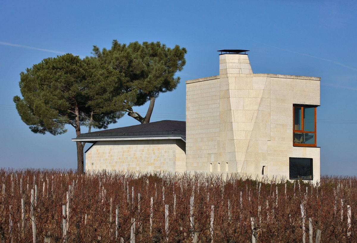 WineNewsIt's tweet photo. #Asta @Sothebys per la @laciteduvin, raccolti 337.000 euro per la #cultura del #vino. #Lotto top, il #LePin con #visitaprivata nello #château a #Bordeaux per 75.000 euro. Per l’#Italia, le #icone di #Bolgheri: #Sassicaia1995 e #Ornellaia1998, https://t.co/dPiDXNd0om https://t.co/aDbNAAiJeK