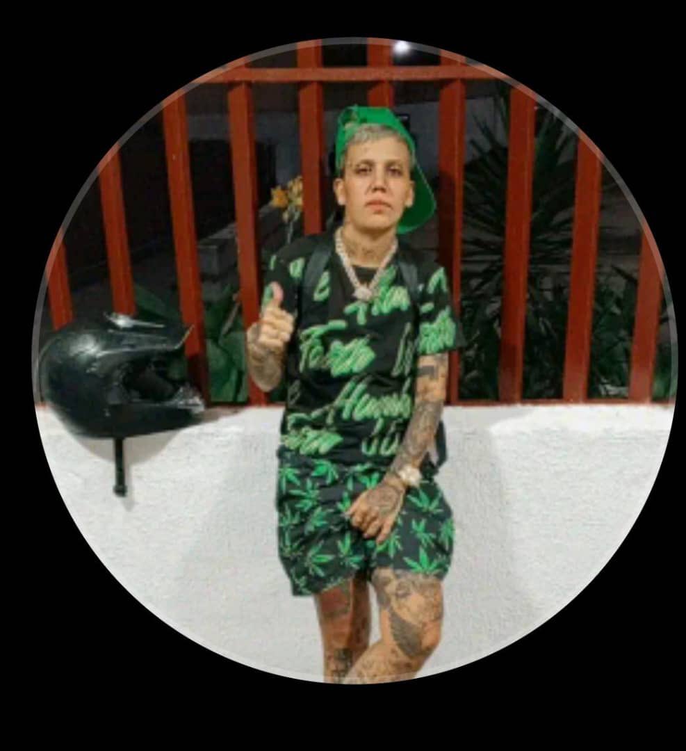 #Caracas El lunes #26Feb una mujer identificada como Amor Madera, reconocida tatuadora en El Valle, fue asesinada de múltiples disparos.
La información que se maneja es que la víctima se encontraba en su vivienda en El Valle cuando fue sorprendida por un sujeto que le efectuó 3